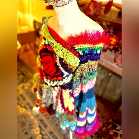 HANDMADE FREE FORM CROCHETED CAPE - Picture 5 of 15